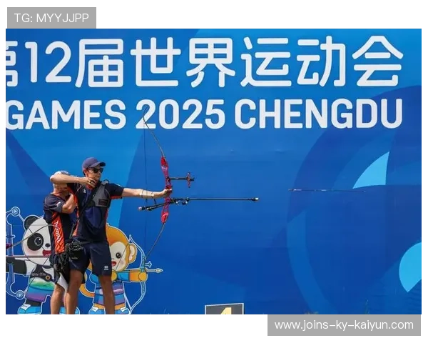 射箭选手风中稳如雕像,动作被艺术学院临摹 射箭选手风中稳如雕像,动作被艺术学院临摹