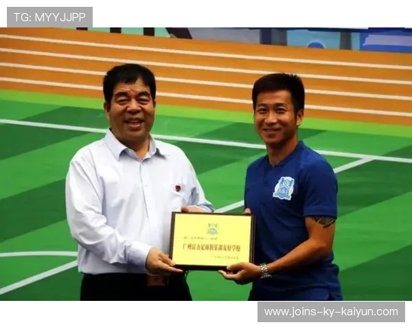 球星与主帅共同参加儿童足球公益课，形象加分