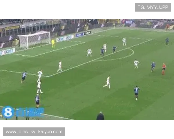 泽林斯基中圈断球后长驱直入，弧顶处抽射直挂死角